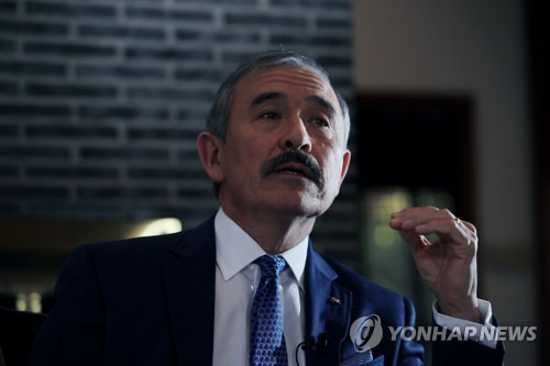 해리 해리스 주한 미국대사가 11월 19일 오후 서울 종로구 주한 미국대사관에서 연합뉴스와 인터뷰하는 모습[연합뉴스 자료사진]