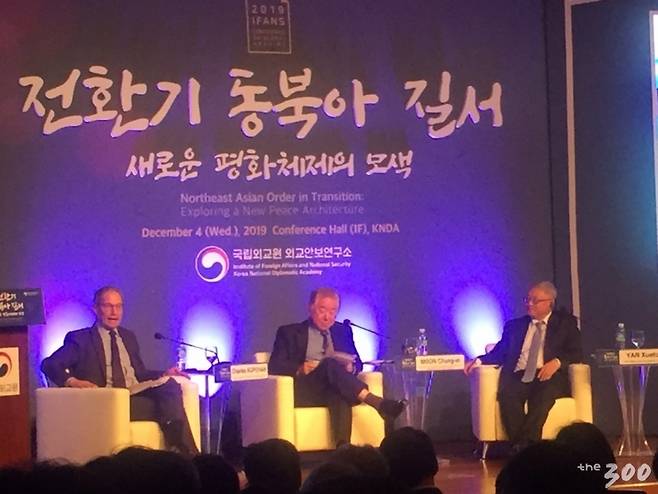 4일 서울 서초구 국립외교원. 찰스 쿱찬 조지타운대 교수 겸 미외교협회 선임연구원 강연, 문정인 대통령 통일외교안보특별보좌관, 옌쉐퉁 칭화대 국제관계연구원장(사진 왼쪽부터)/사진=권다희 기자