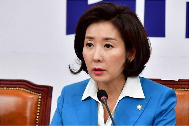 자유한국당 나경원 원내대표가 10일 오전 국회에서 열린 원내대표·중진의원 연석회의에서 모두발언을 하고 있다. 윤창원기자