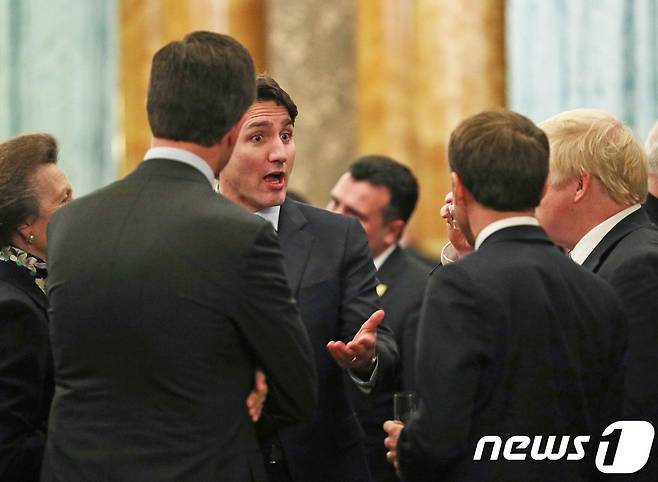 보리스 존슨 영국 총리와 에마뉘엘 마크롱 프랑스 대통령, 쥐스탱 트뤼도 캐나다 총리 등이 3일(현지시간) 런던 버킹엄궁의 나토 창설 70주년 기념 정상회의 환영식에서 애기를 나누고 있다. 이들 정상들은 도널드 트럼프 미국 대통령으로 추정되는 '누군가'에 대해 뒷담화를 하고 있는 것으로 전해졌다. © AFP=뉴스1 © News1