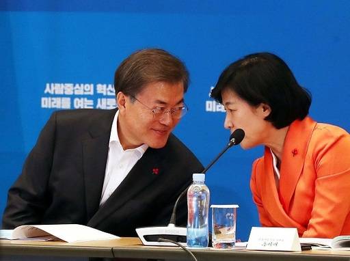 문재인 대통령이 2017년 한 회의석상에서 당시 더불어민주당 대표이던 추미애 법무부 장관 후보자(오른쪽)와 대화하고 있다. 세계일보 자료사진