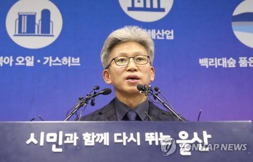 입장 표명하는 송병기 울산 부시장 (울산=연합뉴스) 김근주 기자 = 송병기 울산시 경제부시장이 5일 울산시청 프레스센터에서 김기현 전 울산시장 측근 비리 제보와 관련한 입장을 밝히고 있다. 송 부시장은 청와대에 최초로 김 전 시장 측근 비리 의혹을 제보한 인물로 알려졌다. 2019.12.5 canto@yna.co.kr