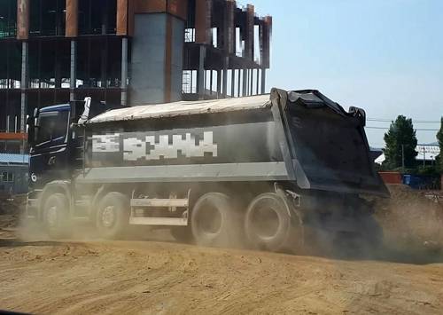 공사차량 살수조치 미이행으로 먼지 발생 (수원=연합뉴스) 경기도 특별사법경찰단은 미세먼지 농도가 급증하는 시기를 맞아 지난 10월 24일부터 지난달 6일까지 도내 대기오염물질 배출 사업장 550곳을 수사한 결과, 177곳을 형사고발하고 나머지는 행정처분 조치했다고 5일 밝혔다. 공사차량 살수조치 미이행으로 먼지가 발생해 적발된 사업장. 2019.12.5 [경기도 제공. 재판매 및 DB 금지]      gaonnuri@yna.co.kr