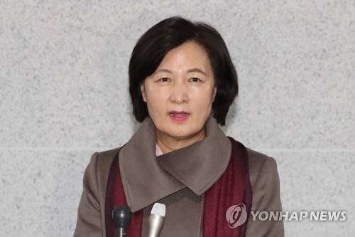 소감 말하는 추미애 (서울=연합뉴스) 하사헌 기자 = 차기 법무부 장관으로 내정된 추미애 더불어민주당 의원이 5일 오후 서울 여의도 국회 의원회관 의원실 앞에서 소감을 말하고 있다.toadboy@yna.co.kr