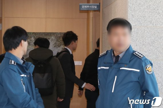 서울중앙지검 관계자들이 6일 오전 김기현 전 울산시장과 관련된 비위 첩보를 청와대 민정비서관실에 최초로 제보한 인물로 알려진 송병기 울산시 경제부시장실을 압수수색하고 있다./사진=뉴스1