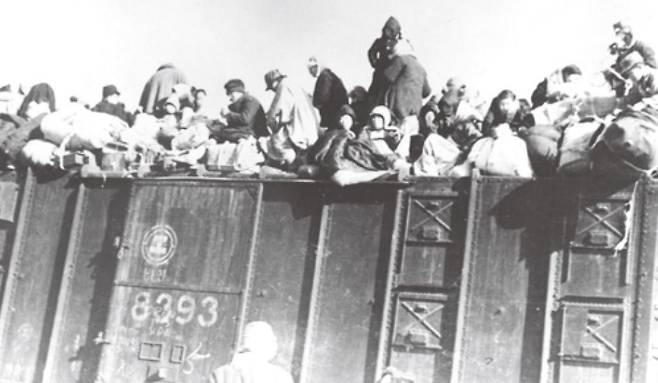 (사진 1) 6.25 전쟁 당시 열차에 올라탄 피난민. [출처 한국철도공사]