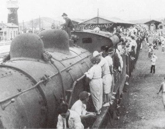 (사진 2) 6.25 전쟁 당시 수원역의 피난민 수송열차. [출처 한국철도공사]