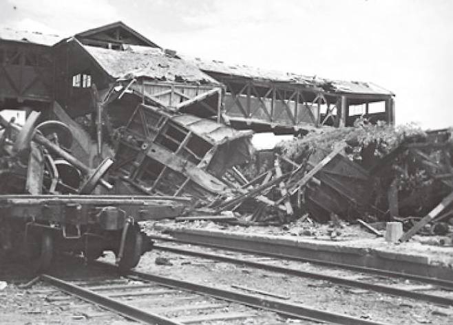 (사진 4) 6.25 전쟁 당시 파괴된 서울역. [출처 한국철도공사]
