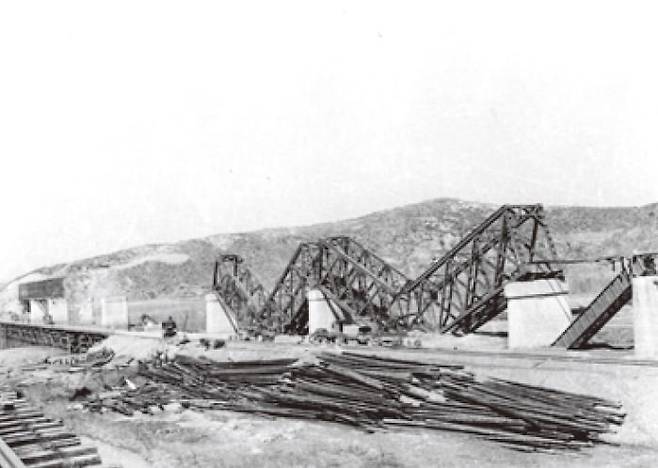 (사진 6) 6.25 전쟁 당시 파괴된 대동강 철교. [출처 한국철도공사]