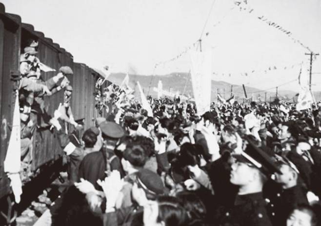 (사진 10) 1953년 북한군 포로들을 태운 화물열차. [출처 국사편찬위원회]