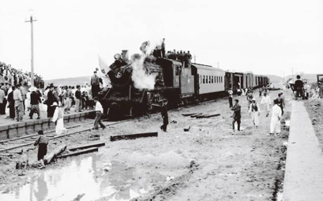 (사진 16) 1958년 5월 강경선 채운~연무대 구간 개통식. [출처 한국철도공사]