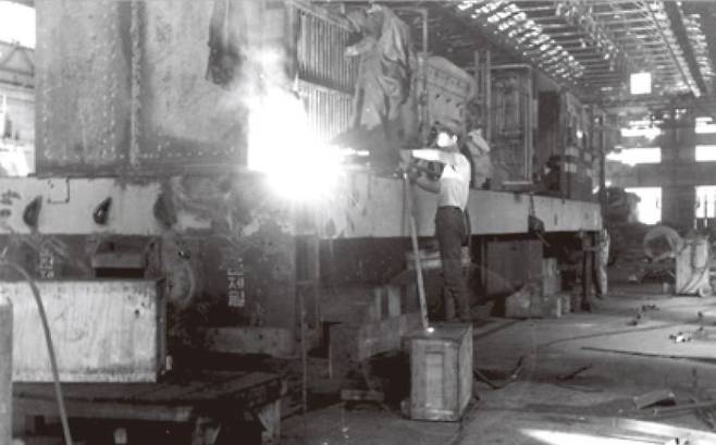 (사진 17) 1960년 부산공작창 디젤기관차 공장의 작업 장면. [출처 한국철도공사]