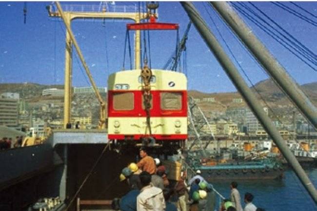 (사진 27) 1974년 서울지하철 전동차 반입. [출처 서울시청]