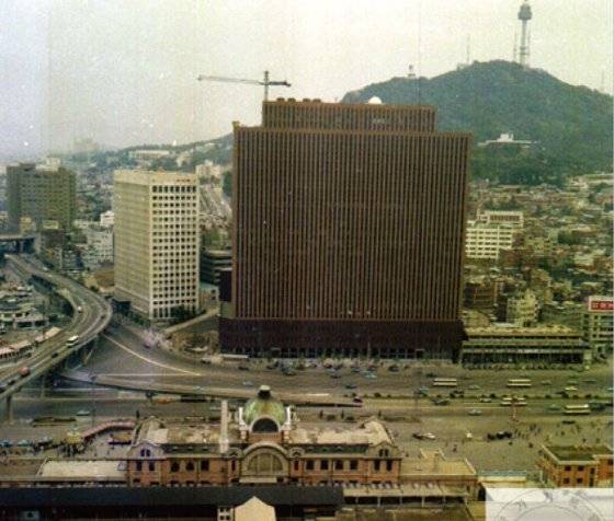 (사진 29) 1976년 서울옆 앞 대우빌딩. 이듬해 완공됐다. [출처 국가기록원]