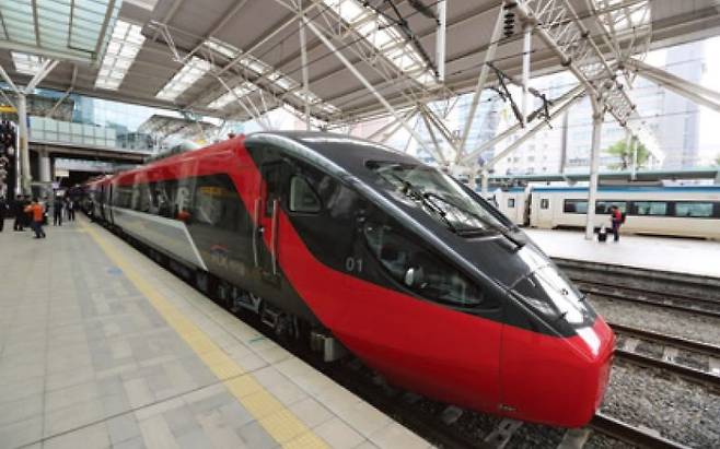 (사진 37) 2014년 5월 운행을 시작한 ITX 새마을. [출처 한국철도공사]