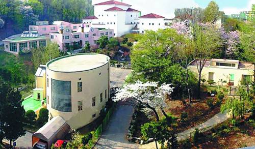 경성보육원 후신 안양 ‘좋은집’ 의 봄 풍경. 안양기독보육원으로도 불렸다.