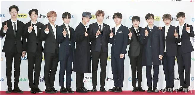그룹 워너원이 25일 오후 서울 구로구 고척스카이돔에서 열린 '2018 SBS 가요대전' 레드카펫 행사에 참석해 포즈를 취하고 있다./사진=김창현 기자