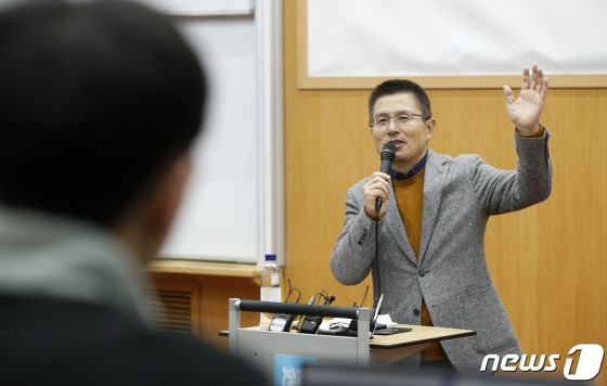 황교안 자유한국당 대표가 6일 오전 관악구 서울대학교 멀티미디어 강의동에서 열린 경제학부 금융경제세미나 수업에서 '위기의 대한민국 경제, 원인과 대안'을 주제로 특강하고 있다/사진=뉴스1