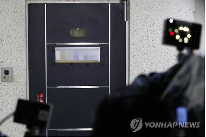 백원우 전 청와대 민정비서관 휘하에서 행정관으로 근무했던 검찰 수사관 A씨가 1일 오후 숨진채 발견된 서울 서초구 한 사무실. '청와대 하명 수사 의혹'에 연루됐다고 알려진 A 수사관은 이날 오후 6시 서울중앙지검 공공수사2부에 참고인으로 출석할 예정이었던 것으로 전해졌다. (사진제공=연합뉴스)