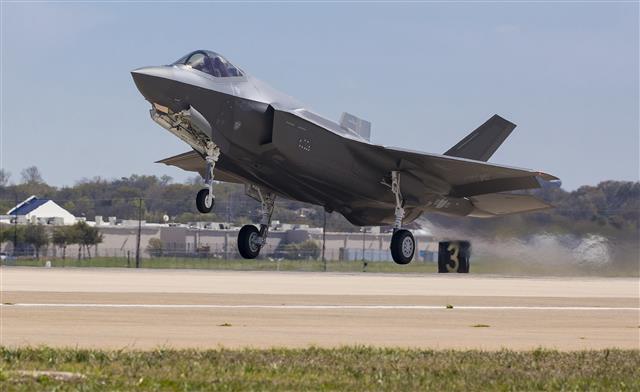 한국 공군의 F35A 1호기가 지난해 3월 미국 텍사스주 포트워스 록히드마틴사 최종 조립공장에서 열린 출고행사에서 시험비행을 위해 이륙하고 있다. 방위사업청 제공