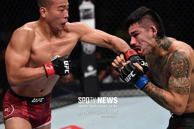 ▲ 박준용(왼쪽)은 "옥타곤에서 죽을 각오"로 싸운다고 다짐했다. 탄탄한 타격 기본기와 준수한 그래플링, 특유의 낙천적인 성격이 강점인 선수다.