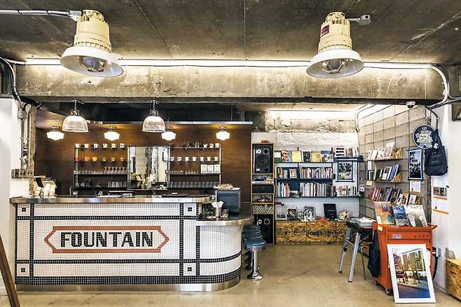 서울 장안동 주택가에 있던 '청호탕'을 개조한 복합문화공간 '듀펠센터'. / 김종연 영상미디어 기자