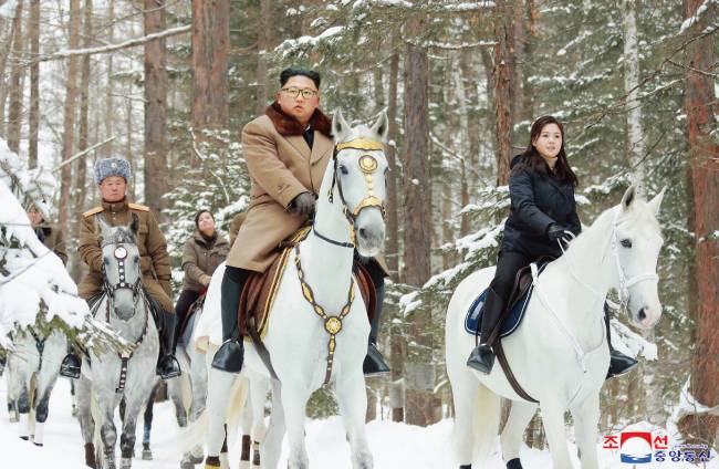 조선중앙통신이 12월 4일 김정은 북한 국무위원장이 백마를 타고 백두산을 올랐다고 보도했다. [조선중앙통신]