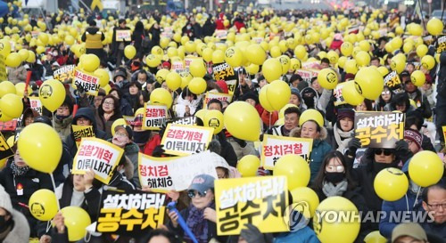 검찰 개혁 촉구하는 노란 물결 (서울=연합뉴스) 김도훈 기자 = 7일 오후 서울 여의도공원 앞에서 열린 제14차 검찰개혁·공수처 설치·내란음모 계엄령 문건 특검 촉구를 위한 촛불문화제에서 참가자들이 구호가 적힌 피켓과 풍선을 흔들고 있다. 2019.12.7 superdoo82@yna.co.kr