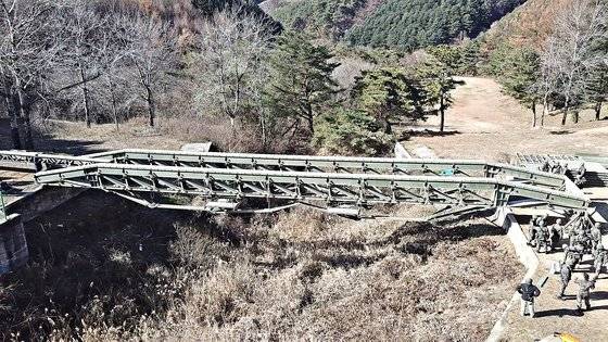 교량대대 장병이 계곡 사이에 간편조립교를 구축하고 있다. 영상캡처 = 공성룡 기자