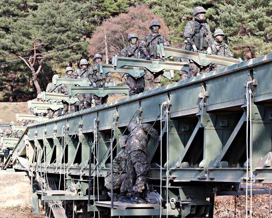 교량대대 장병이 보강판을 설치하는 등 막바지 작업에 열중하고 있다. 박용한