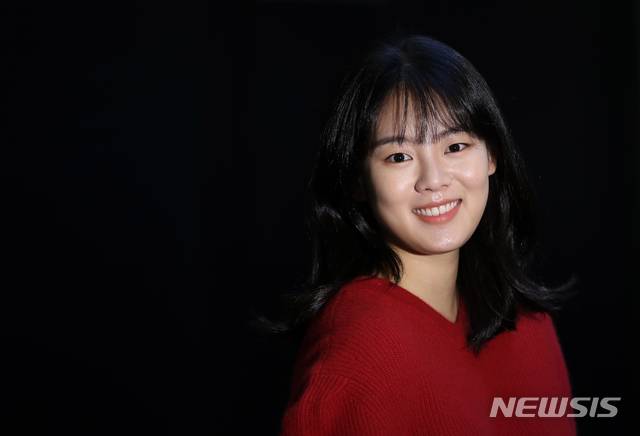 [서울=뉴시스]조수정 기자 = 영화 '영하의 바람' 주연 '19세 영하'역 배우 권한솔이 27일 서울 신사동 YG플러스에서 뉴시스와 인터뷰에 앞서 포즈를 취하고 있다. 2019.12.03. chocrystal@newsis.com