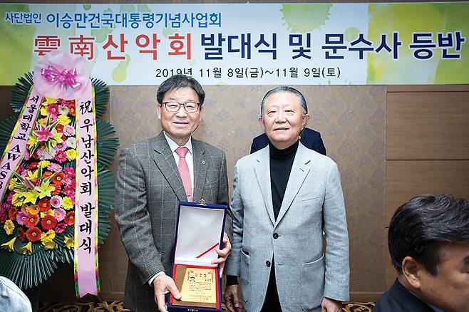 정기범 초대 회장(좌)과 신철식 이승만건국대통령기념사업회 회장(우).