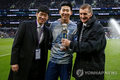 AFC 올해의 국제선수상을 시상에 나선 박지성(왼쪽)과 포즈를 취한 손흥민(가운데) (로이터=연합뉴스)