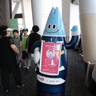 클로봇이 개발한 롯데월드타워 안내 로봇 로타, 출처: 클로봇