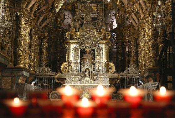산티아고 데 콤포스텔라 성당. 성 야고보의 유해를 모신 성당으로 산티아고 순례길의 종점이다. 사진 중앙의 주인공은 예수가 아니다. 지팡이를 든 성인 사도 야고보다.