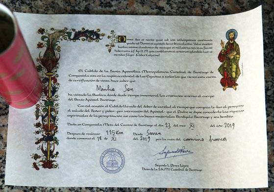 산티아고 순례길 사무국이 발급한 순례 증명서. 종이가 고급스럽다. 양피지다.