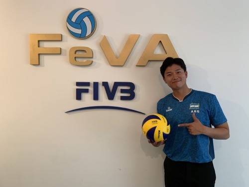 아르헨티나 배구협회의 직원들은 아주 친절했다. 그들에게 부탁해 아르헨티나 대표팀 유니폼을 입고  사진을 찍을 수 있었다.