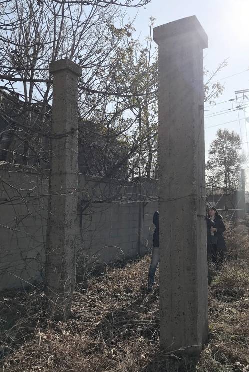 과거 조병창 문설주 추정 기둥 2개 (인천=연합뉴스) 윤태현 기자 = 인천시 부평구 부평미군기지 '캠프마켓' 북쪽지역에 돌기둥 2개가 우뚝 서 있다. 이들 기둥은 출입문을 달기 위해 세운 '문설주'로 추정됐다. 2019.12.9