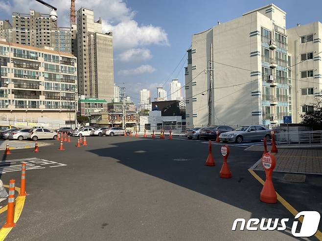 10일 부산 수영구 국민체육센터와 맞닿아 있는 부산아시아영화학교 앞 주차장과 도로에 불법주차를 막기 위한 시선유도봉 등이 설치돼 있다.2019.12.10/© 뉴스1 박세진 기자