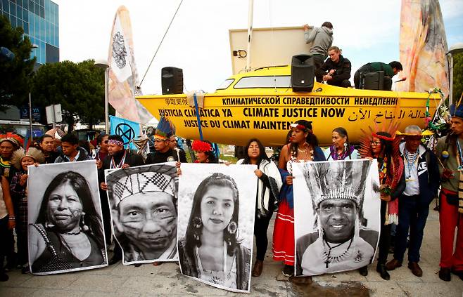 유엔 기후변화협약 당사국총회(COP25)가 열리고 있는 스페인 마드리드에서 9일 환경운동가들과 원주민 활동가들이 기후변화 대응을 촉구하는 시위를 하고 있다. 마드리드 | 로이터연합뉴스