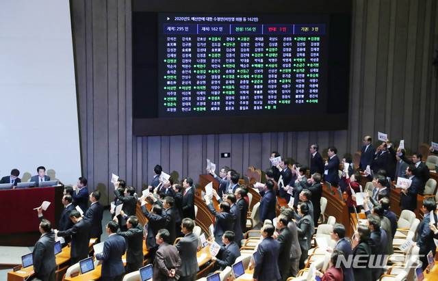 [서울=뉴시스] 장세영 기자 = 2020년도 예산안에 대한 수정안이 10일 서울 여의도 국회 본회의장에서 열린 제371회국회(정기회) 제12차 본회의에서 자유한국당 의원들이 반대하는 가운데 가결되고 있다. 2019.12.10. photothink@newsis.com