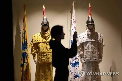한-중, 왕실문화 교류전시 (서울=연합뉴스) 강민지 기자 = 10일 오전 서울 국립고궁박물관에서 열린 '청 황실의 아침, 심양 고궁' 기자 브리핑 참석자가 팔기제 관련 유물을 둘러보고 있다. 2019.12.10 mjkang@yna.co.kr