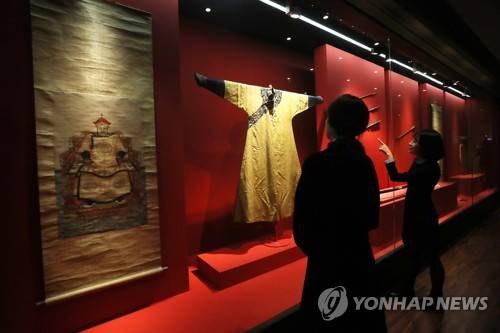 서울에서 만나는 '청나라 황실 문화' (서울=연합뉴스) 강민지 기자 = 10일 오전 서울 국립고궁박물관에서 관람객이 '청 황실의 아침, 심양 고궁' 전시물을 보고 있다. 2019.12.10 mjkang@yna.co.kr