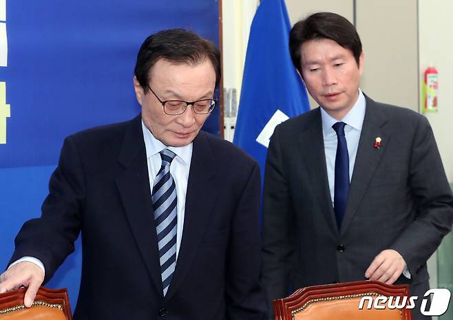 이해찬 더불어민주당 대표와 이인영 원내대표가 11일 서울 여의도 국회에서 열린 최고위원회의에 참석하고 있다.  © News1 이종덕 기자
