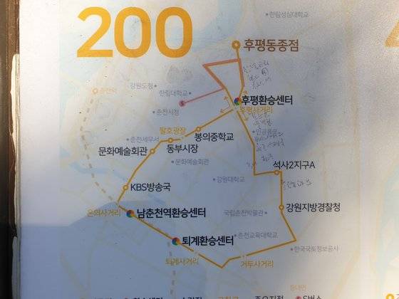 강원 춘천시가 지난달 15일 50년만에 버스노선을 전면 개편하면서 버스정류장 마다 설치한 노선 안내도. 세부적인 노선이 표시되지 않아 시민들이 혼란을 겪고 있다. 박진호 기자