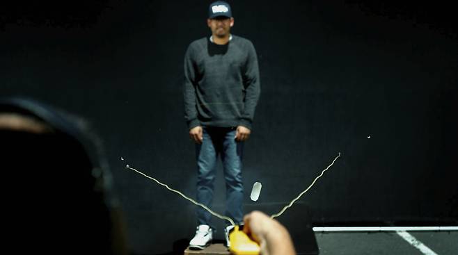 랩 테크놀로지스가 개발한 테이저 건과 총을 대체할 수 있는 체포 도구인 '볼라랩'. LA경찰국이 도입을 앞두고 있다. [사진 랩 테크놀로지스]