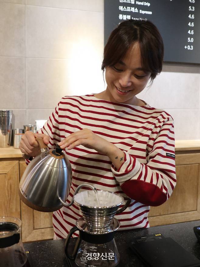 원두를 갈아 핸드드립으로 커피를 추출하고 있는 전주연 바리스타