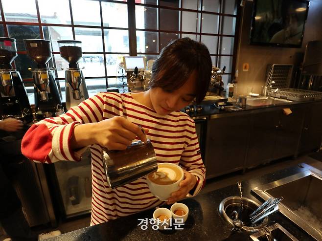에스프레소에 우유 거품을 부어 라떼 아트를 완성하는 전주연 바리스타