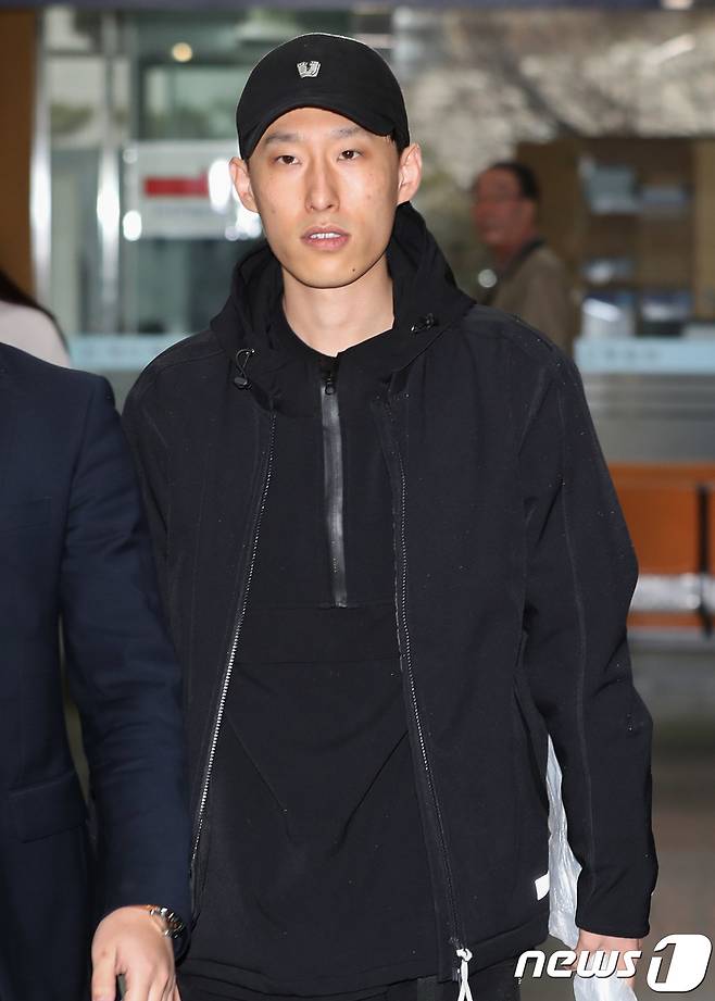 가사를 통해 랩퍼 키디비를 모욕한 혐의를 받고 있는 래퍼 블랙넛(오른쪽) © News1