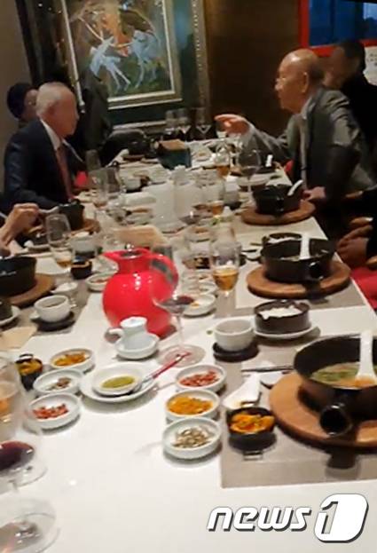전두환 전 대통령이 '12·12 사태' 당일인 12일 쿠데타 주역인 하나회 멤버들과 함께 서울 강남에 위치한 고급식당에서 1인당 20만원 상당에 달하는 고급 점심식사를 하고 있다. (정의당 제공) 2019.12.12/뉴스1